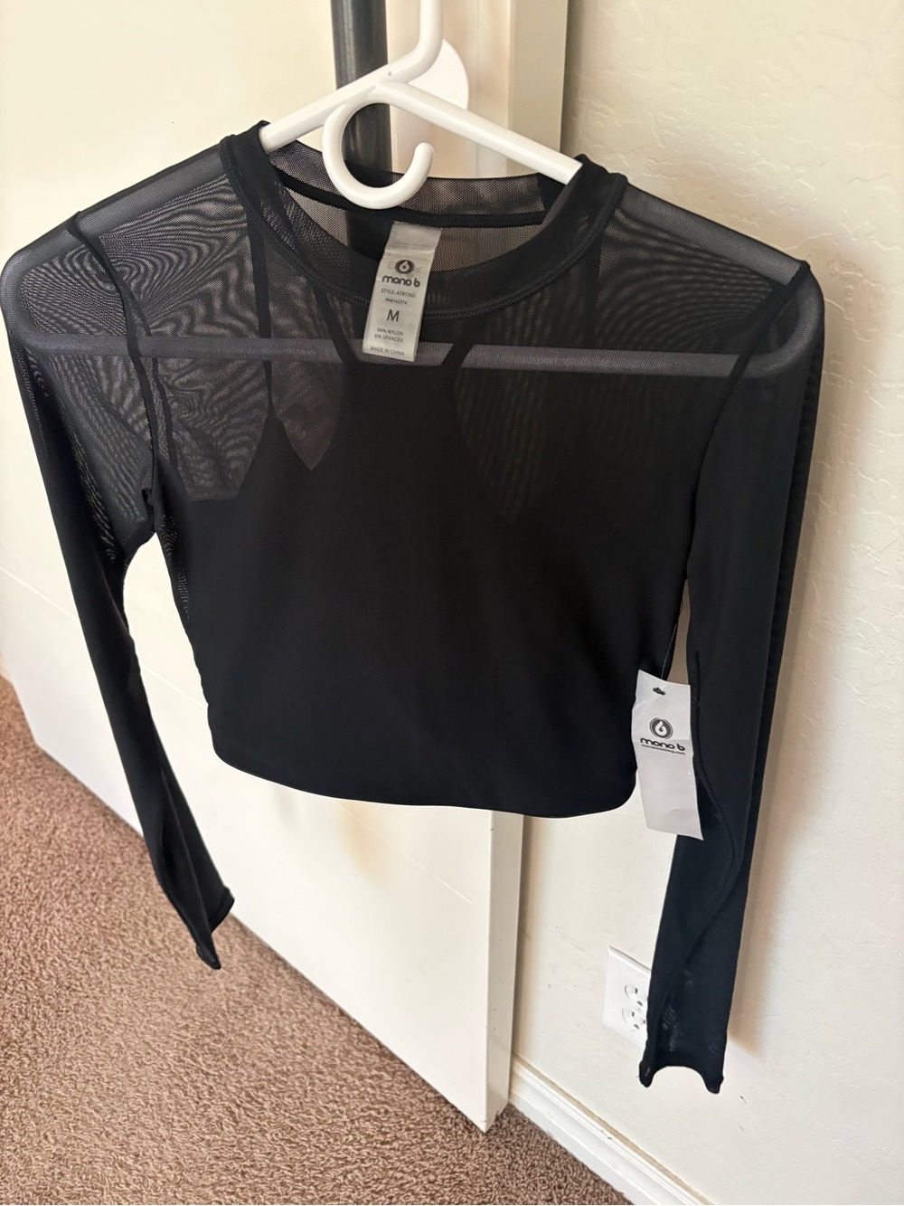 ⚫️⚫️ NWT⚫️⚫️Women’s mono b Black Long Sleeve Mesh Crop Top w/ Bra Liner🏃‍♀️🏃‍♀️